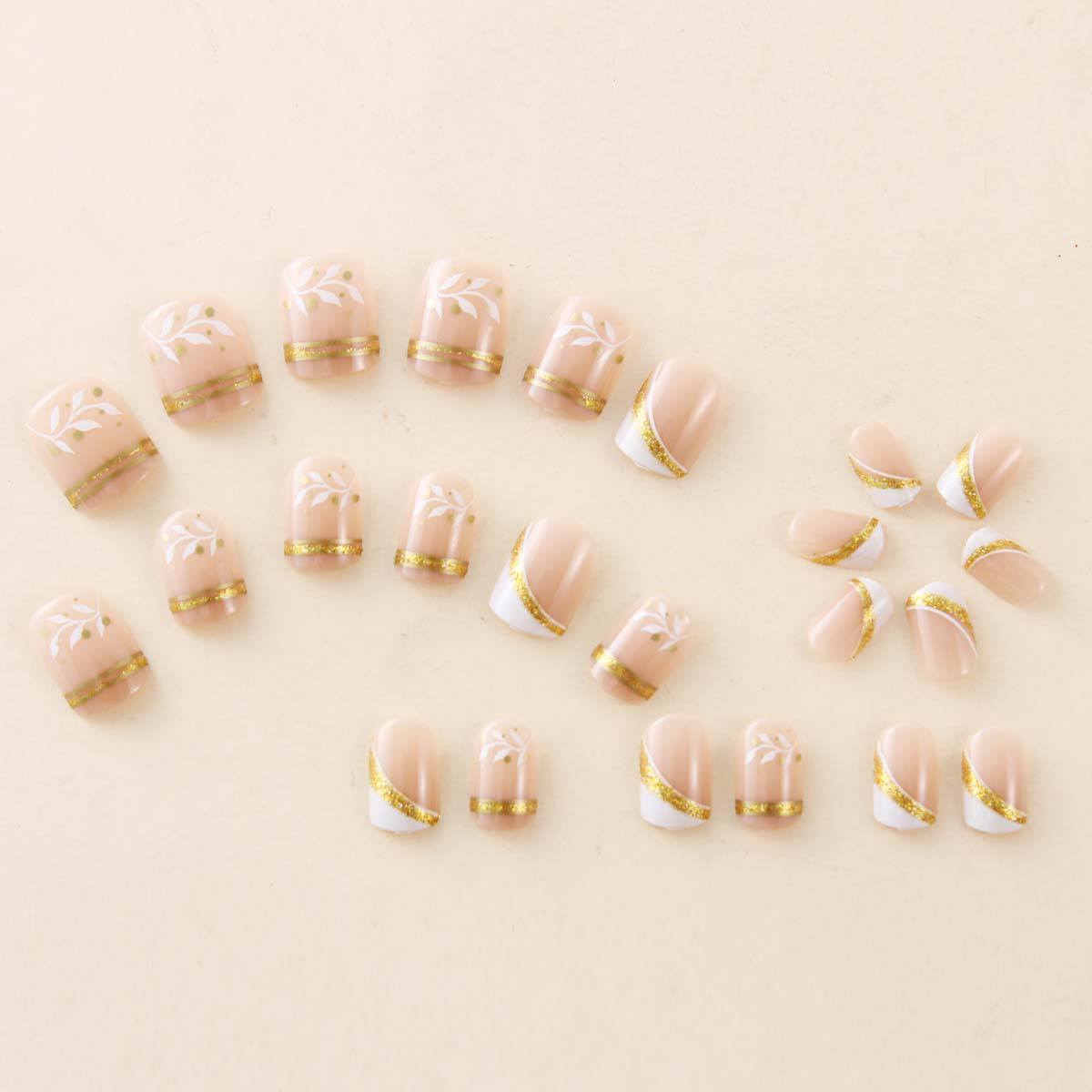 Nail Art Aesthetic - Kurze, quadratische Press-On-Nägel in Nude mit